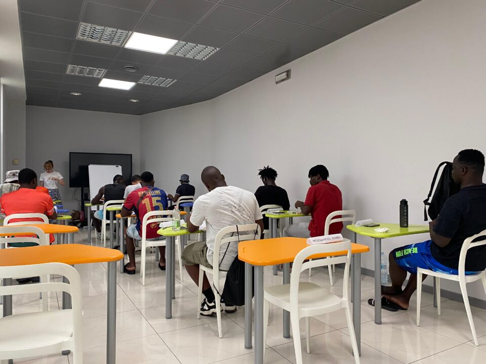 I richiedenti asilo durante il corso di alfabetizzazione